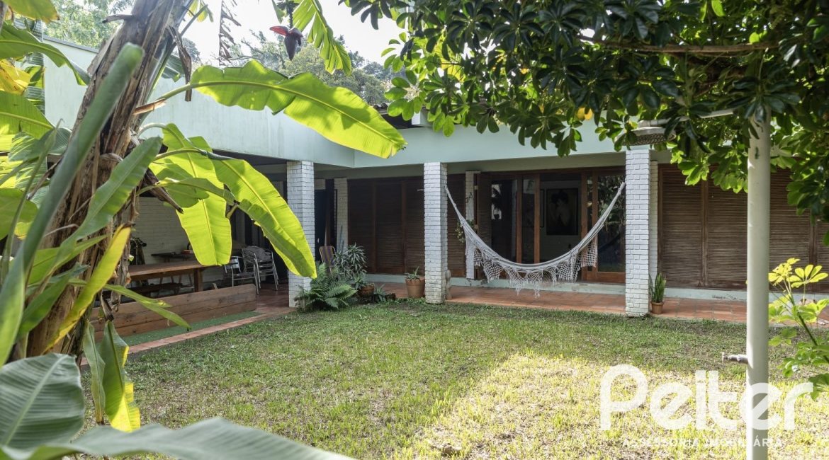 Casa à venda com 799m², 5 dormitórios, 1 suíte, 4 vagas, no bairro Ipanema em Porto Alegre