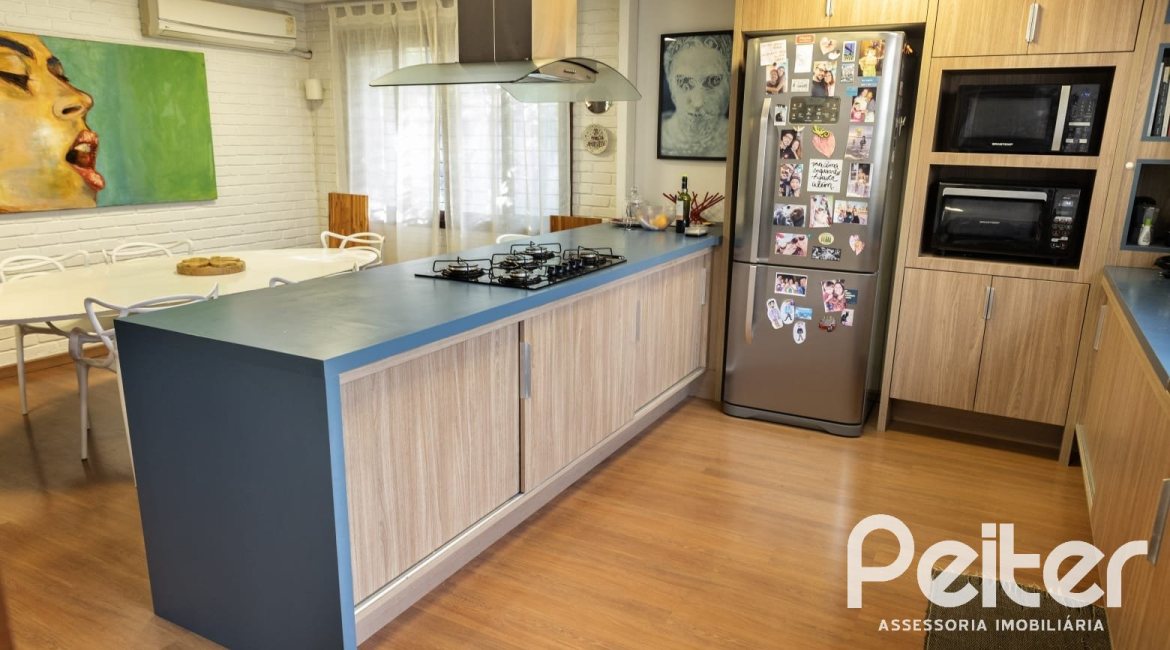 Casa à venda com 799m², 5 dormitórios, 1 suíte, 4 vagas, no bairro Ipanema em Porto Alegre