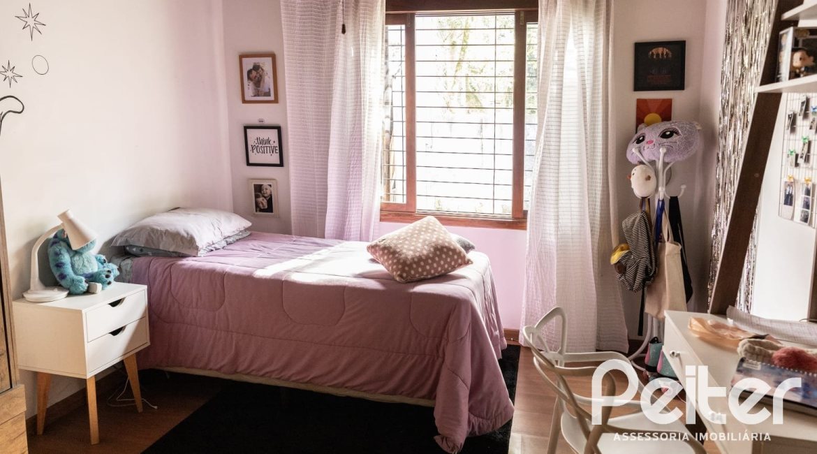 Casa à venda com 799m², 5 dormitórios, 1 suíte, 4 vagas, no bairro Ipanema em Porto Alegre