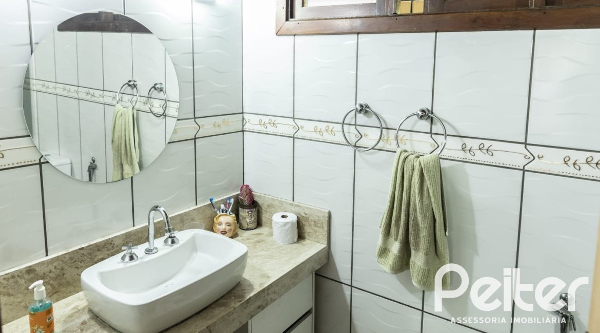 Casa à venda com 799m², 5 dormitórios, 1 suíte, 4 vagas, no bairro Ipanema em Porto Alegre