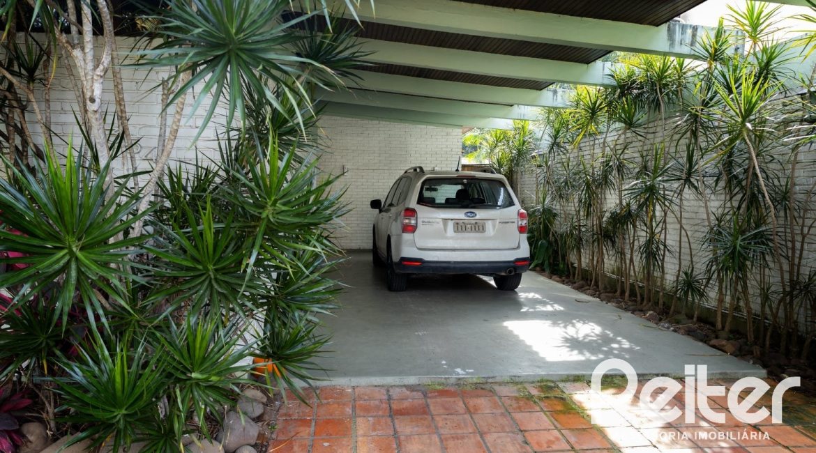 Casa à venda com 799m², 5 dormitórios, 1 suíte, 4 vagas, no bairro Ipanema em Porto Alegre
