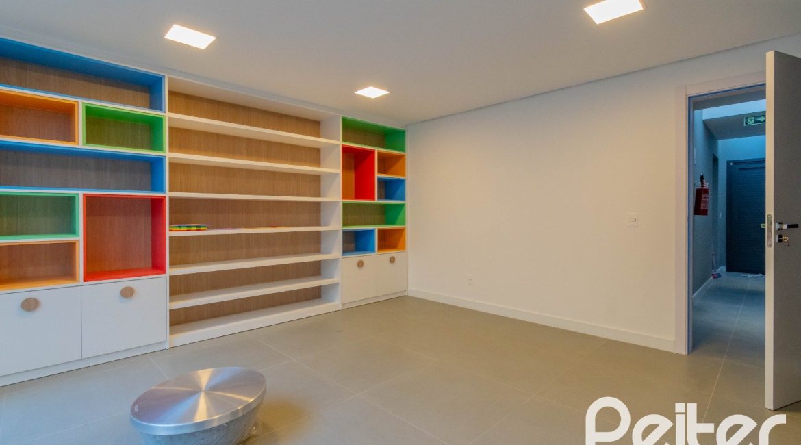 Apartamento à venda com 143m², 3 dormitórios, 1 suíte, 2 vagas, no bairro Tristeza em PORTO ALEGRE