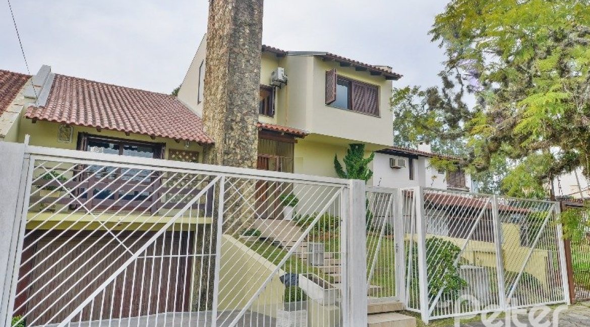 Casa à venda com 280m², 3 dormitórios, 1 suíte, 2 vagas, no bairro Ipanema em Porto Alegre