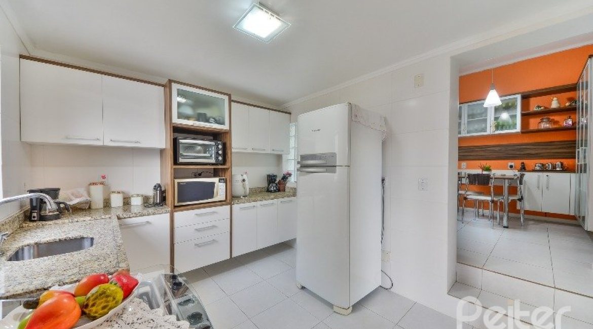 Casa à venda com 280m², 3 dormitórios, 1 suíte, 2 vagas, no bairro Ipanema em Porto Alegre