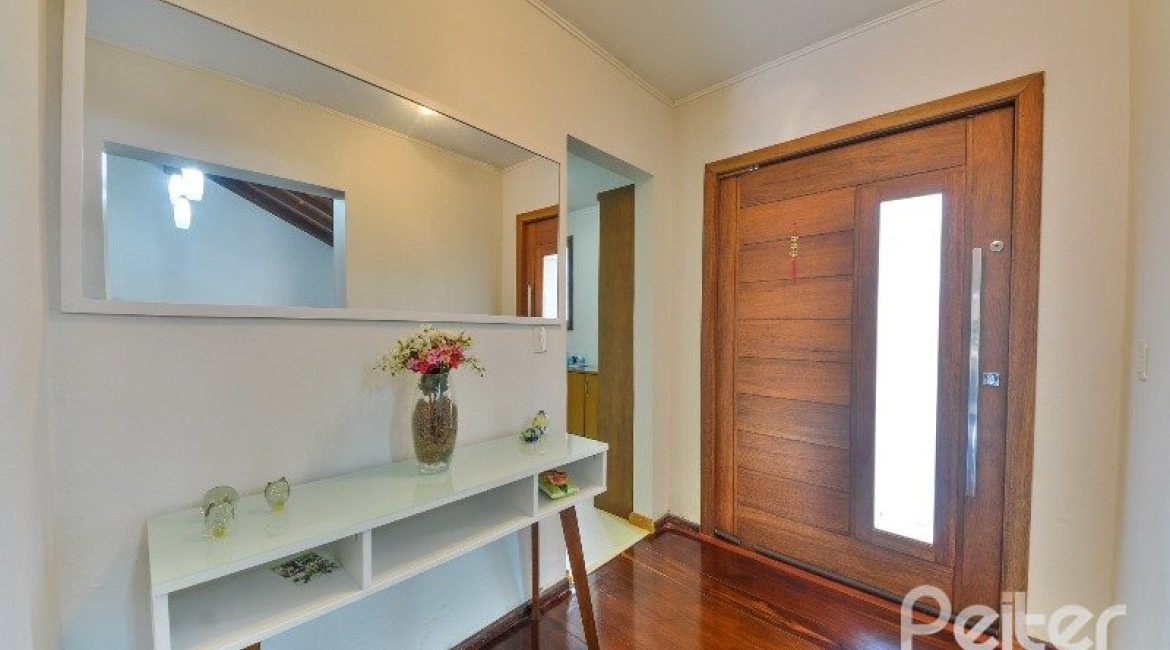 Casa à venda com 280m², 3 dormitórios, 1 suíte, 2 vagas, no bairro Ipanema em Porto Alegre