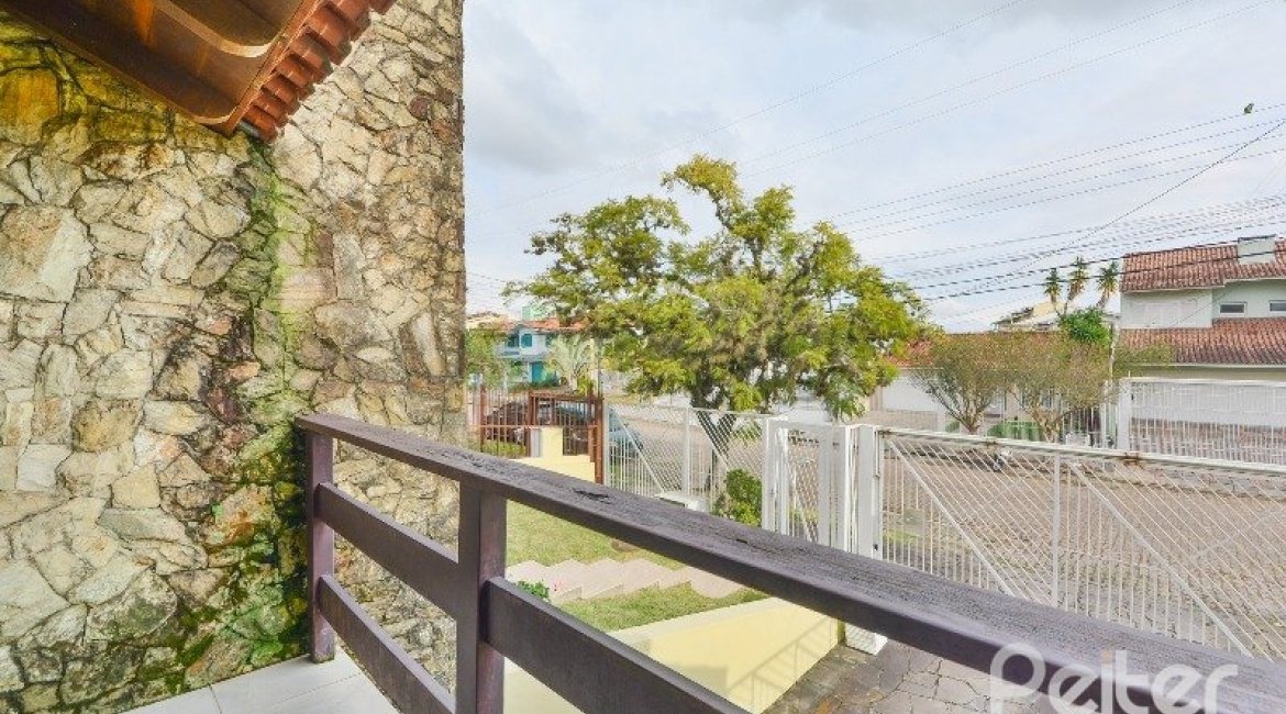 Casa à venda com 280m², 3 dormitórios, 1 suíte, 2 vagas, no bairro Ipanema em Porto Alegre