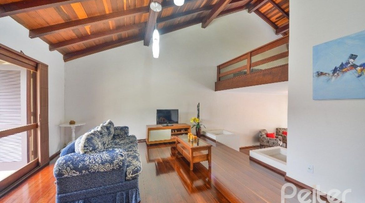 Casa à venda com 280m², 3 dormitórios, 1 suíte, 2 vagas, no bairro Ipanema em Porto Alegre