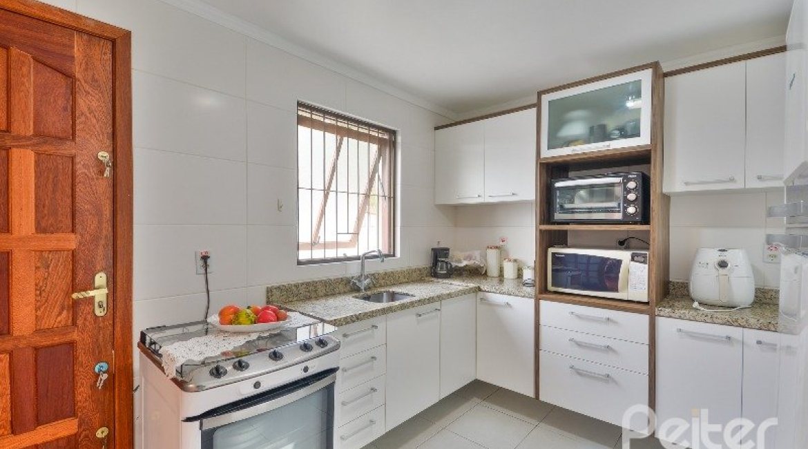 Casa à venda com 280m², 3 dormitórios, 1 suíte, 2 vagas, no bairro Ipanema em Porto Alegre