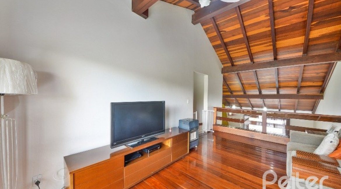 Casa à venda com 280m², 3 dormitórios, 1 suíte, 2 vagas, no bairro Ipanema em Porto Alegre