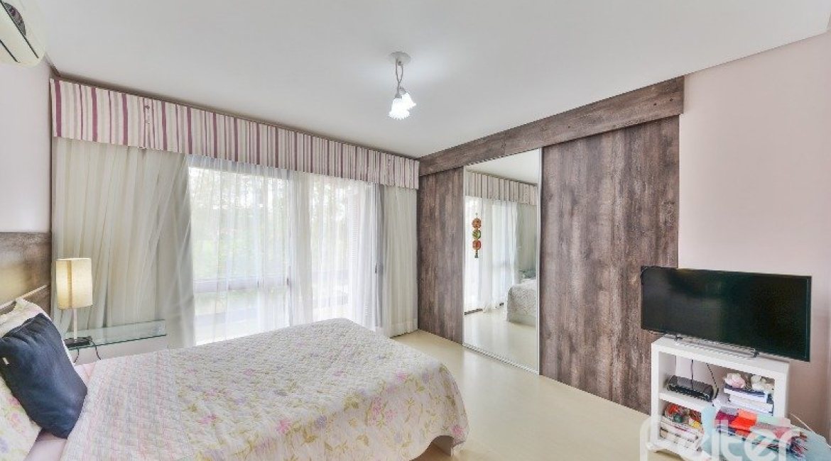 Casa à venda com 280m², 3 dormitórios, 1 suíte, 2 vagas, no bairro Ipanema em Porto Alegre