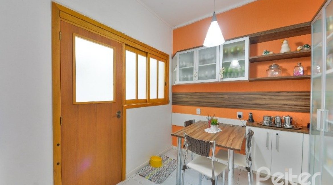 Casa à venda com 280m², 3 dormitórios, 1 suíte, 2 vagas, no bairro Ipanema em Porto Alegre