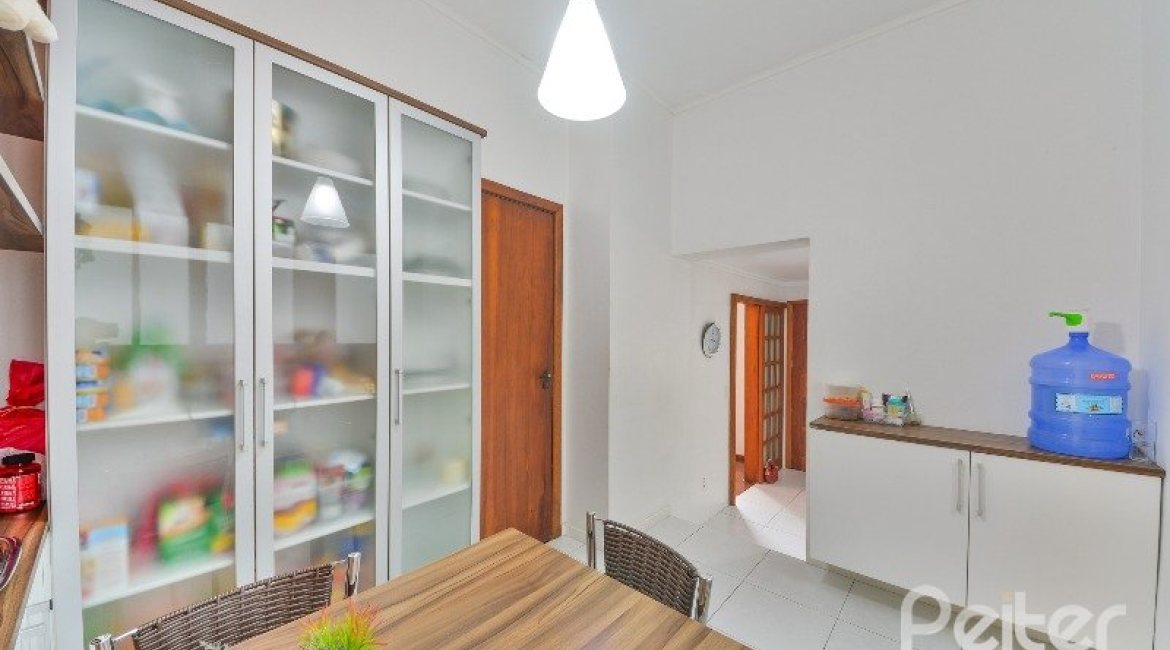 Casa à venda com 280m², 3 dormitórios, 1 suíte, 2 vagas, no bairro Ipanema em Porto Alegre