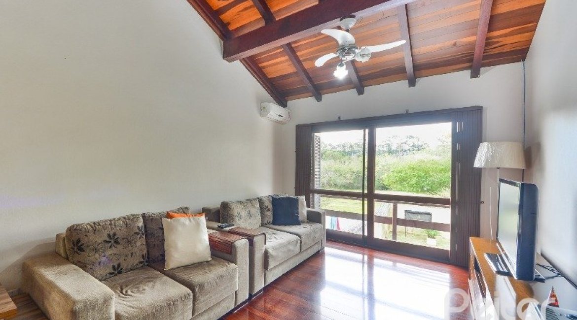 Casa à venda com 280m², 3 dormitórios, 1 suíte, 2 vagas, no bairro Ipanema em Porto Alegre