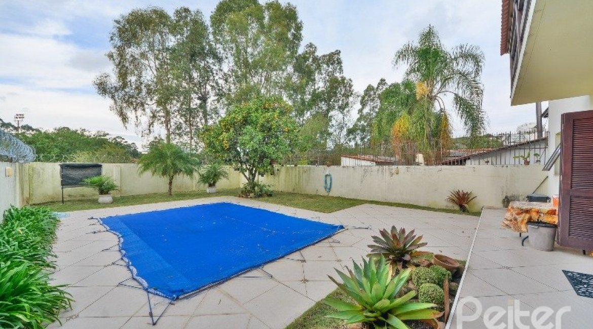 Casa à venda com 280m², 3 dormitórios, 1 suíte, 2 vagas, no bairro Ipanema em Porto Alegre