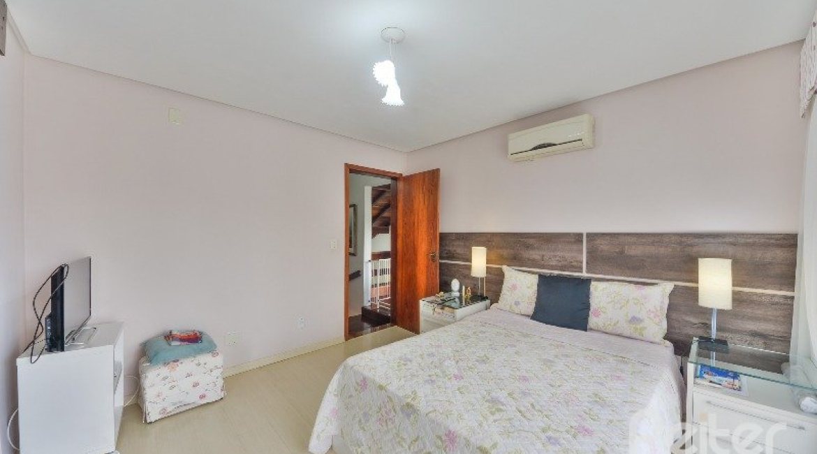 Casa à venda com 280m², 3 dormitórios, 1 suíte, 2 vagas, no bairro Ipanema em Porto Alegre