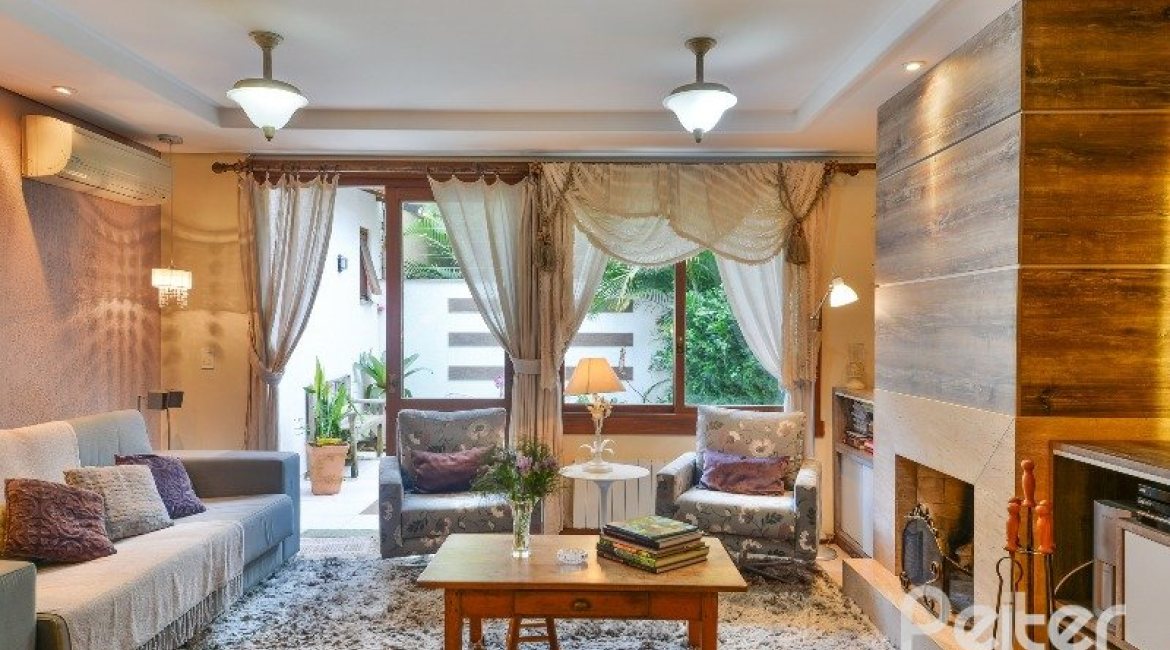 Casa em Condomínio à venda com 293m², 3 dormitórios, 1 suíte, 2 vagas, no bairro Tristeza em Porto Alegre