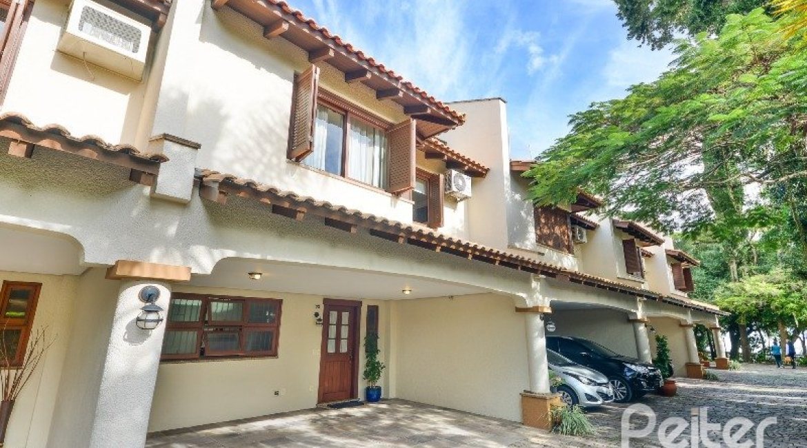 Casa em Condomínio à venda com 293m², 3 dormitórios, 1 suíte, 2 vagas, no bairro Tristeza em Porto Alegre