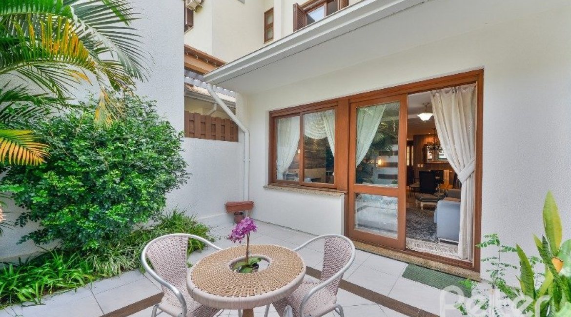 Casa em Condomínio à venda com 293m², 3 dormitórios, 1 suíte, 2 vagas, no bairro Tristeza em Porto Alegre