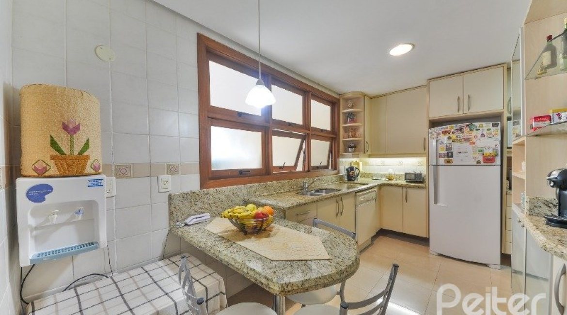 Casa em Condomínio à venda com 293m², 3 dormitórios, 1 suíte, 2 vagas, no bairro Tristeza em Porto Alegre