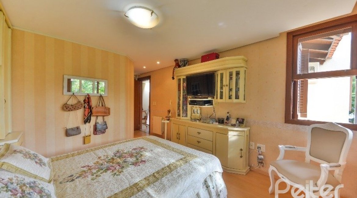 Casa em Condomínio à venda com 293m², 3 dormitórios, 1 suíte, 2 vagas, no bairro Tristeza em Porto Alegre