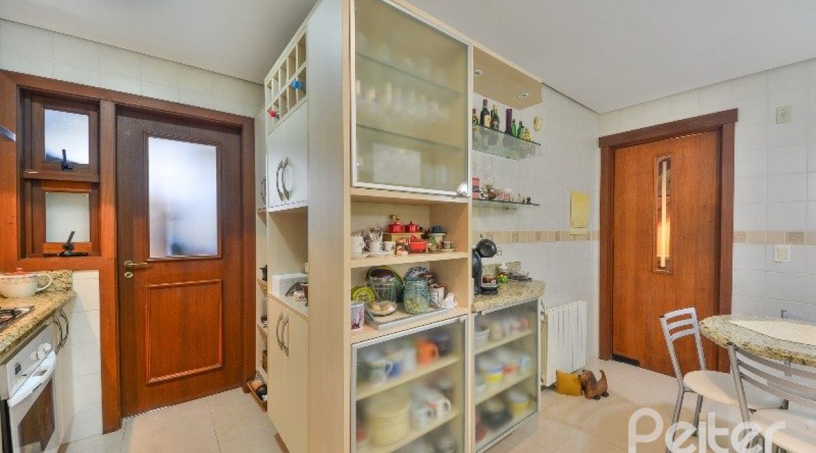 Casa em Condomínio à venda com 293m², 3 dormitórios, 1 suíte, 2 vagas, no bairro Tristeza em Porto Alegre