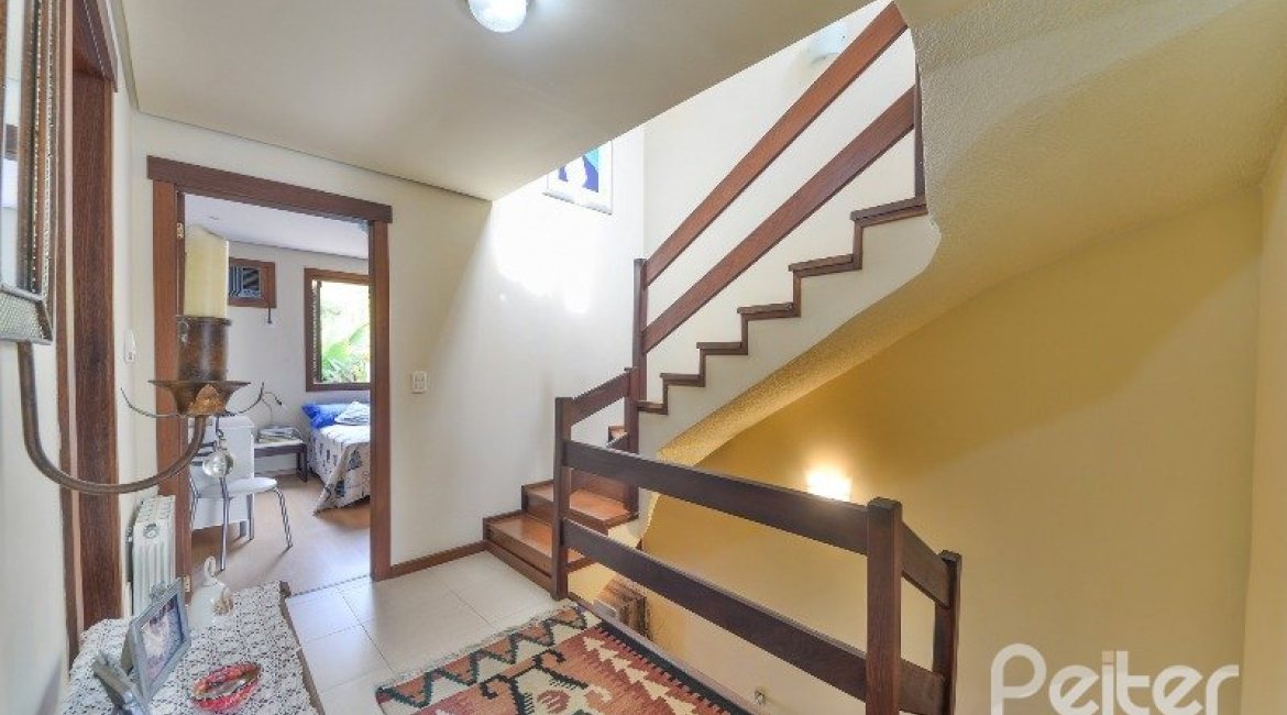 Casa em Condomínio à venda com 293m², 3 dormitórios, 1 suíte, 2 vagas, no bairro Tristeza em Porto Alegre