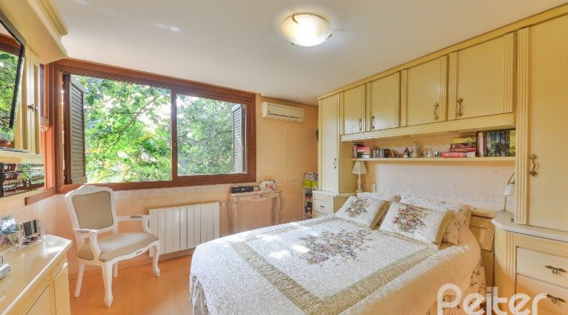 Casa em Condomínio à venda com 293m², 3 dormitórios, 1 suíte, 2 vagas, no bairro Tristeza em Porto Alegre