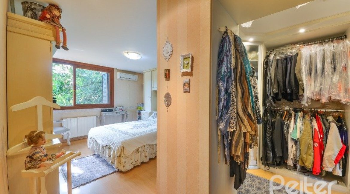 Casa em Condomínio à venda com 293m², 3 dormitórios, 1 suíte, 2 vagas, no bairro Tristeza em Porto Alegre