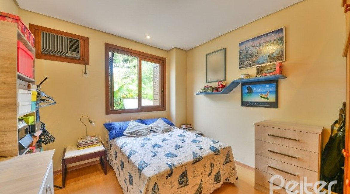 Casa em Condomínio à venda com 293m², 3 dormitórios, 1 suíte, 2 vagas, no bairro Tristeza em Porto Alegre