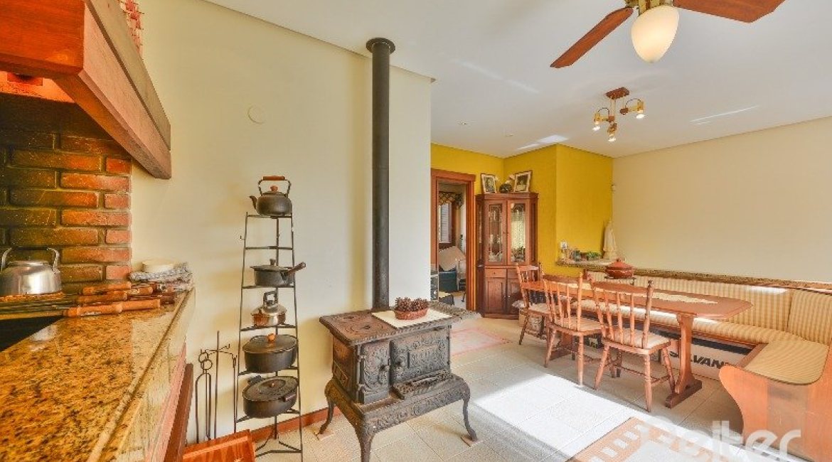 Casa em Condomínio à venda com 293m², 3 dormitórios, 1 suíte, 2 vagas, no bairro Tristeza em Porto Alegre