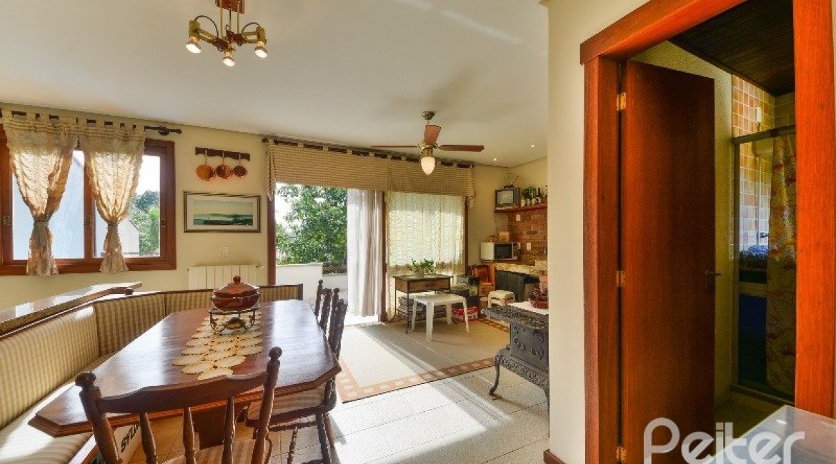 Casa em Condomínio à venda com 293m², 3 dormitórios, 1 suíte, 2 vagas, no bairro Tristeza em Porto Alegre