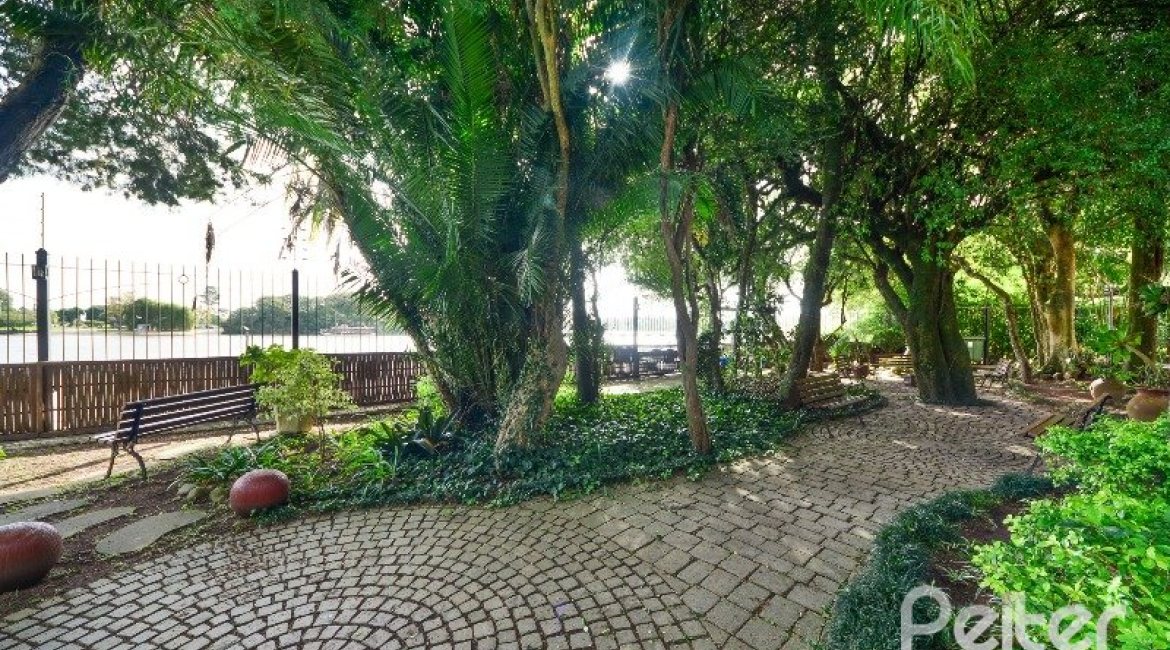 Casa em Condomínio à venda com 293m², 3 dormitórios, 1 suíte, 2 vagas, no bairro Tristeza em Porto Alegre