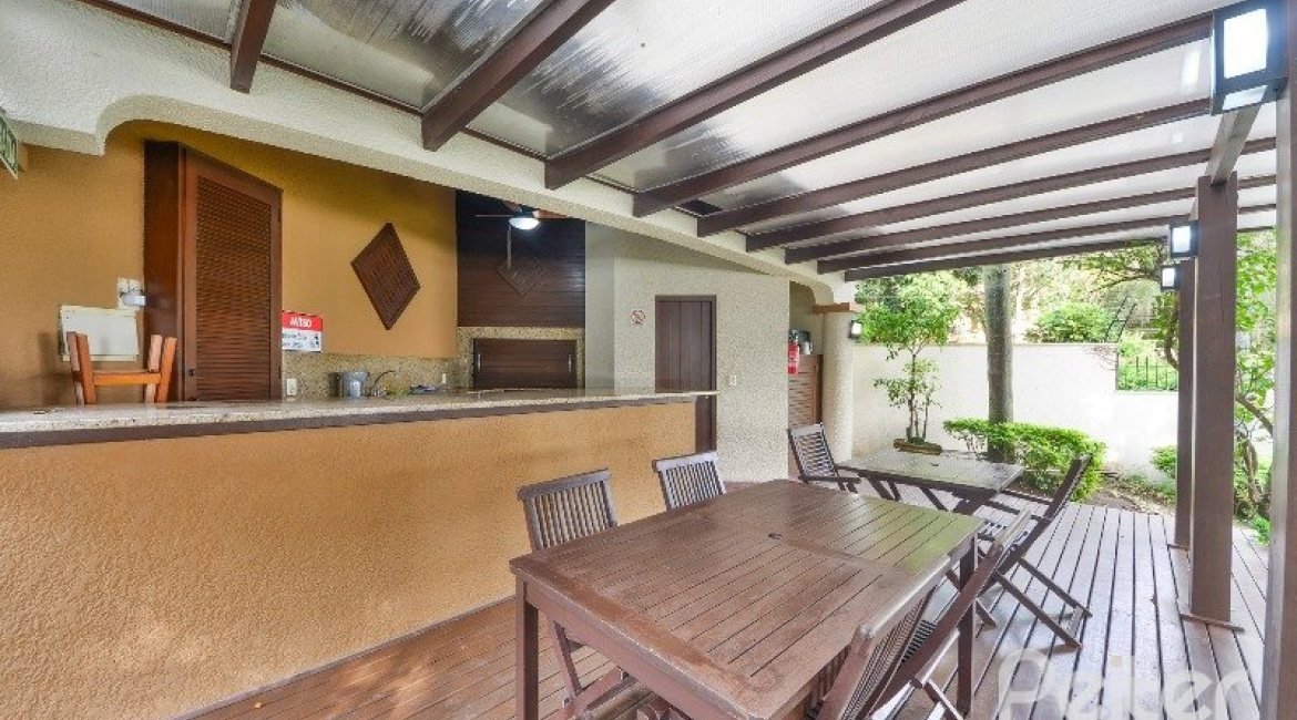 Casa em Condomínio à venda com 293m², 3 dormitórios, 1 suíte, 2 vagas, no bairro Tristeza em Porto Alegre