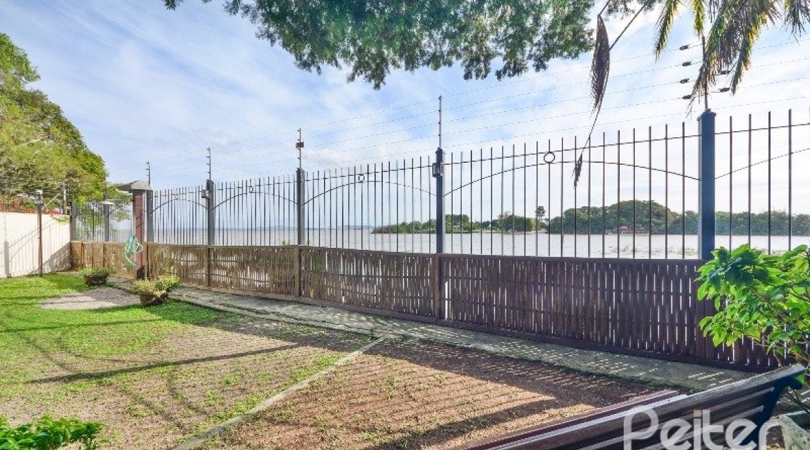 Casa em Condomínio à venda com 293m², 3 dormitórios, 1 suíte, 2 vagas, no bairro Tristeza em Porto Alegre
