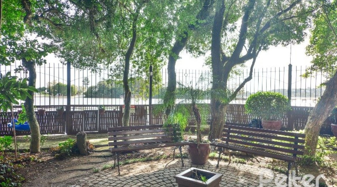 Casa em Condomínio à venda com 293m², 3 dormitórios, 1 suíte, 2 vagas, no bairro Tristeza em Porto Alegre