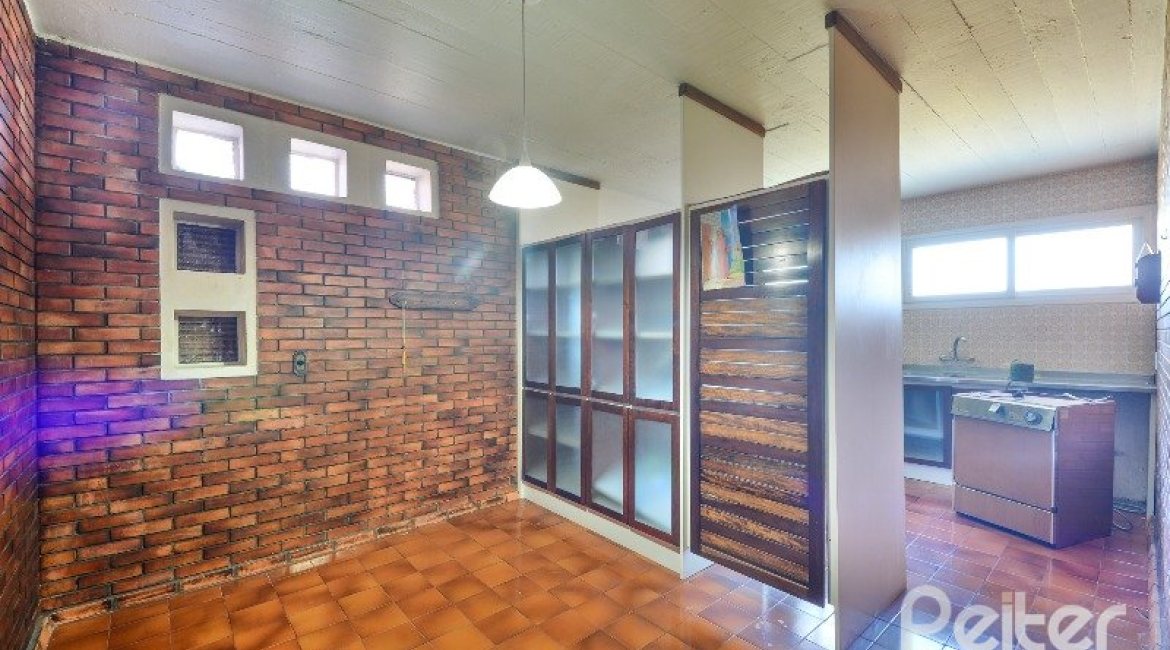 Casa à venda com 470m², 3 dormitórios, 1 suíte, 8 vagas, no bairro Vila Assunção em Porto Alegre