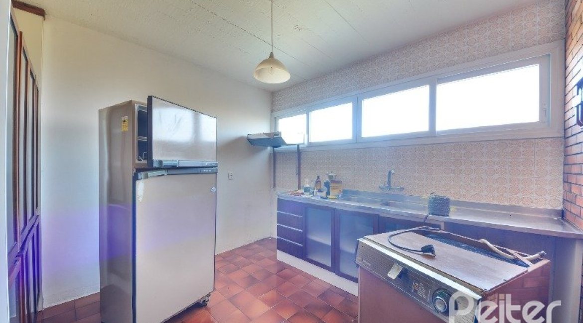 Casa à venda com 470m², 3 dormitórios, 1 suíte, 8 vagas, no bairro Vila Assunção em Porto Alegre