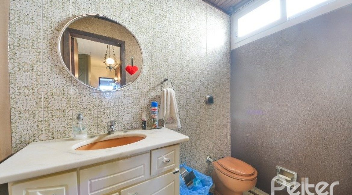 Casa à venda com 470m², 3 dormitórios, 1 suíte, 8 vagas, no bairro Vila Assunção em Porto Alegre