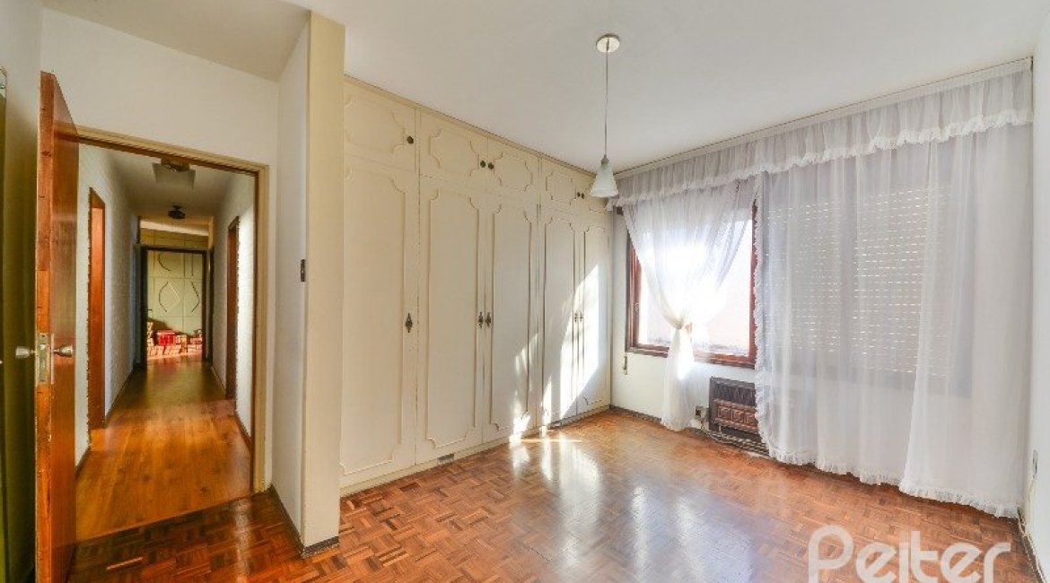 Casa à venda com 470m², 3 dormitórios, 1 suíte, 8 vagas, no bairro Vila Assunção em Porto Alegre