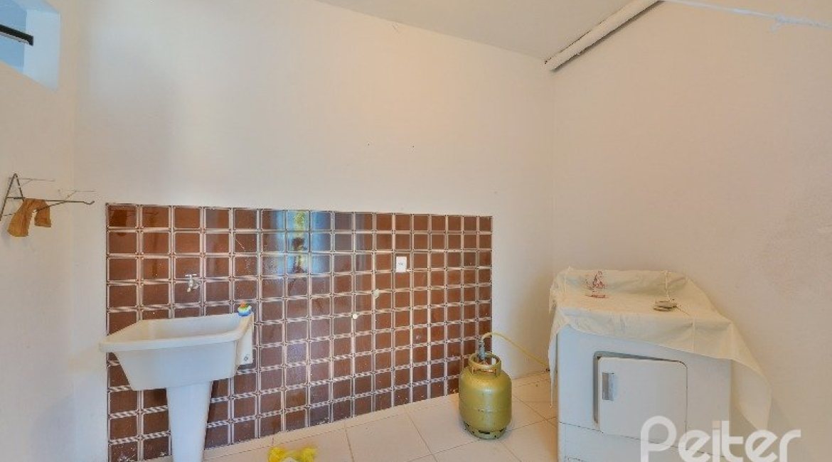 Casa à venda com 470m², 3 dormitórios, 1 suíte, 8 vagas, no bairro Vila Assunção em Porto Alegre