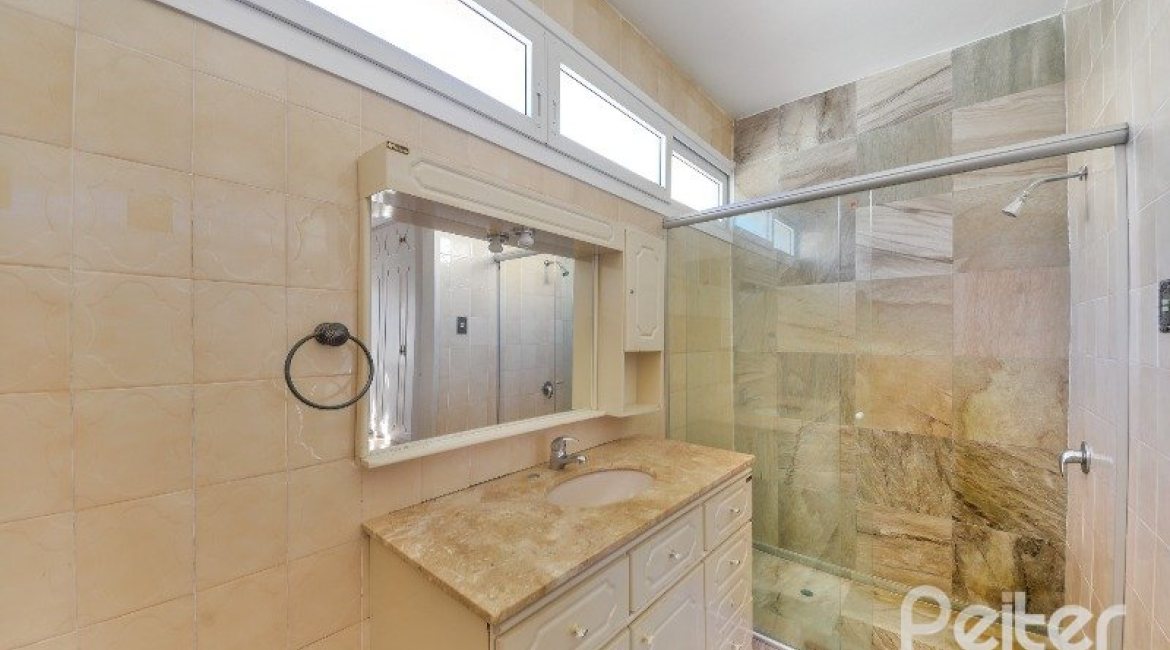 Casa à venda com 470m², 3 dormitórios, 1 suíte, 8 vagas, no bairro Vila Assunção em Porto Alegre