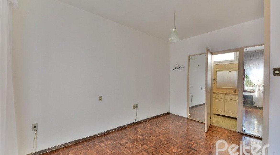 Casa à venda com 470m², 3 dormitórios, 1 suíte, 8 vagas, no bairro Vila Assunção em Porto Alegre