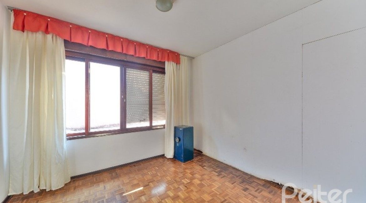 Casa à venda com 470m², 3 dormitórios, 1 suíte, 8 vagas, no bairro Vila Assunção em Porto Alegre