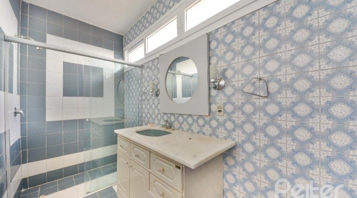 Casa à venda com 470m², 3 dormitórios, 1 suíte, 8 vagas, no bairro Vila Assunção em Porto Alegre