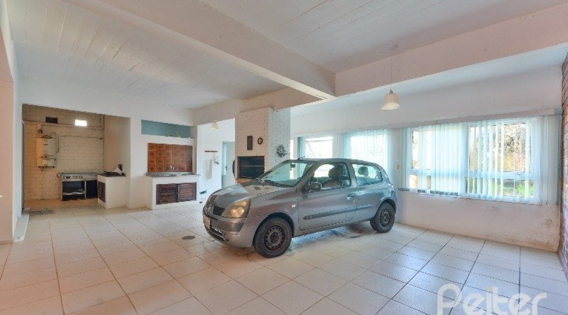 Casa à venda com 470m², 3 dormitórios, 1 suíte, 8 vagas, no bairro Vila Assunção em Porto Alegre