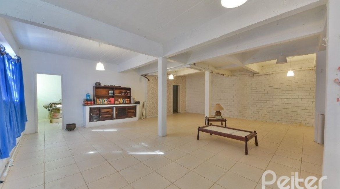 Casa à venda com 470m², 3 dormitórios, 1 suíte, 8 vagas, no bairro Vila Assunção em Porto Alegre