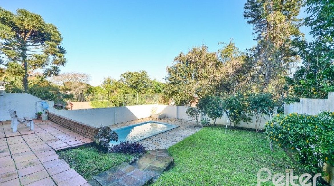 Casa à venda com 470m², 3 dormitórios, 1 suíte, 8 vagas, no bairro Vila Assunção em Porto Alegre