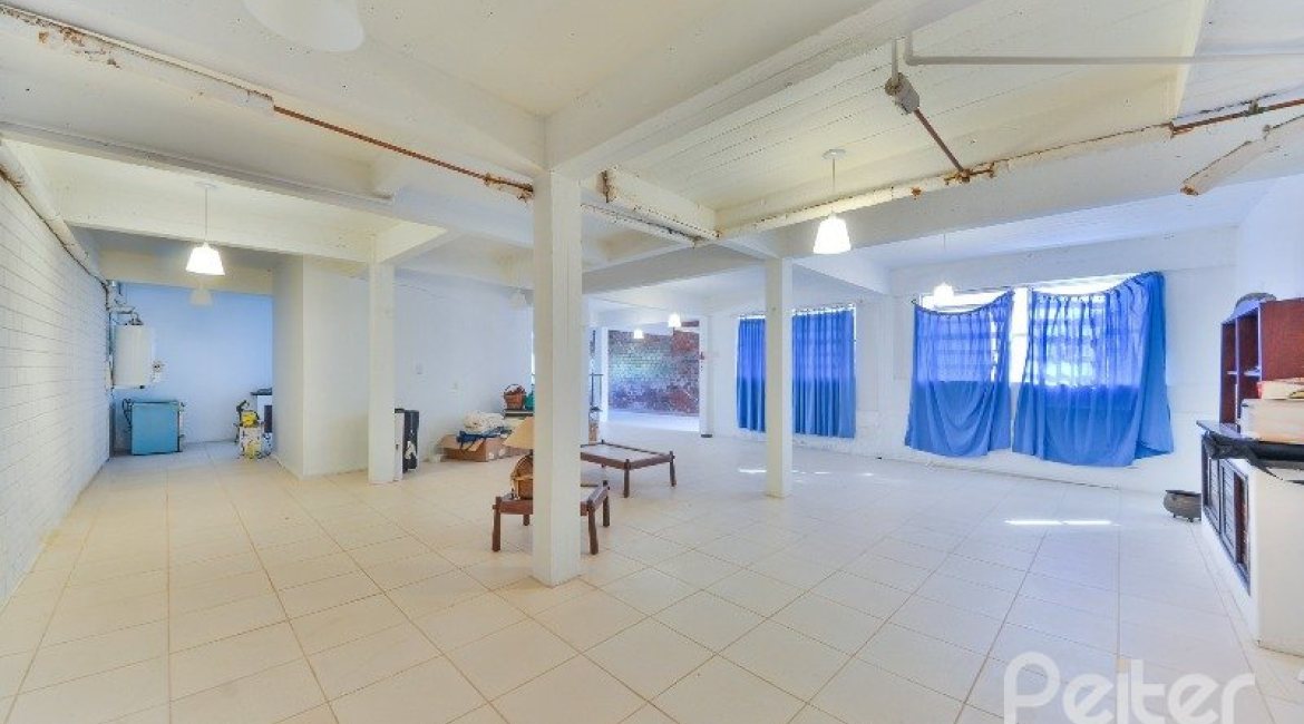 Casa à venda com 470m², 3 dormitórios, 1 suíte, 8 vagas, no bairro Vila Assunção em Porto Alegre