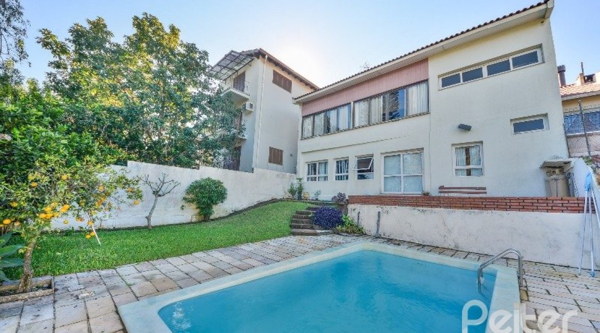 Casa à venda com 470m², 3 dormitórios, 1 suíte, 8 vagas, no bairro Vila Assunção em Porto Alegre