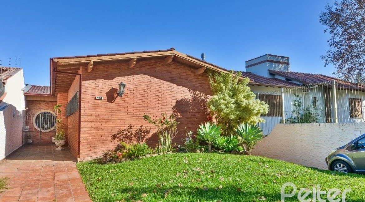 Casa à venda com 470m², 3 dormitórios, 1 suíte, 8 vagas, no bairro Vila Assunção em Porto Alegre